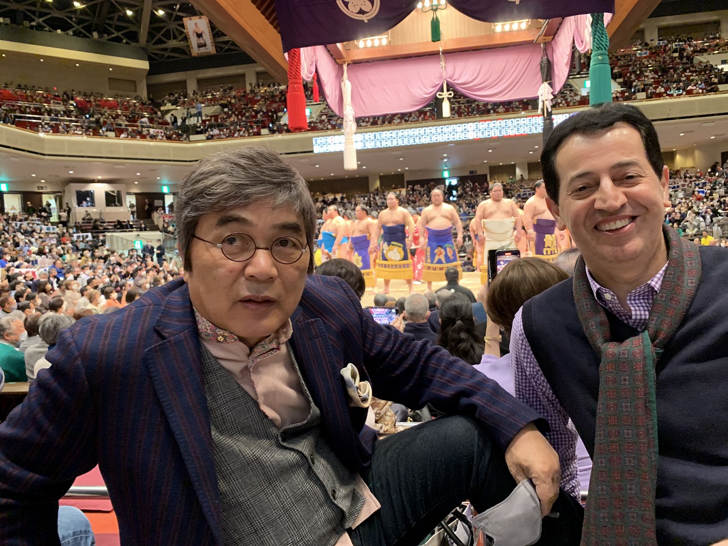 きみまろさんとアリ 大相撲観戦